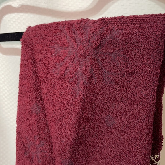 Santens deep red burgundy hand towel in snow pine claret NWT 💯 cotton - Picture 2 of 5